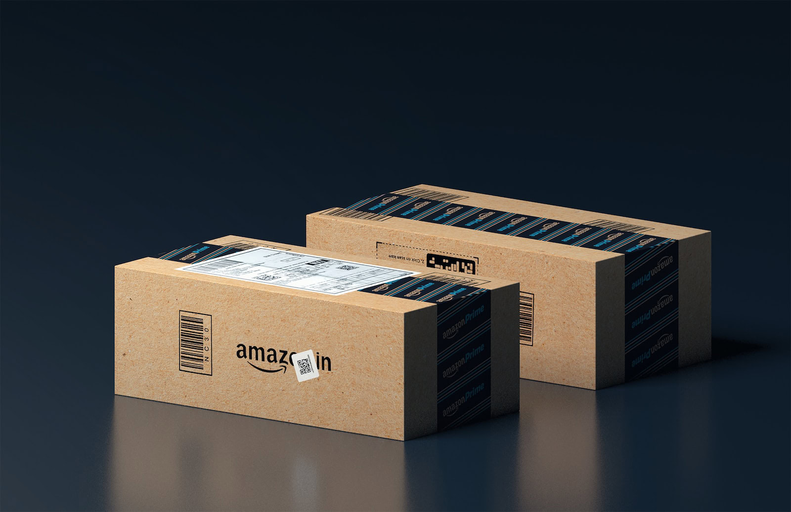 Zwei Pakete Von Amazon Vor Dunklem Hintergrund