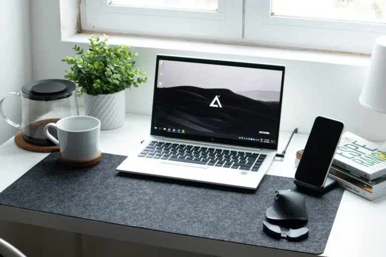 Apple Macbook Pro auf schwarzem Tisch als Symbolbild für den Lean Content Creation Prozess